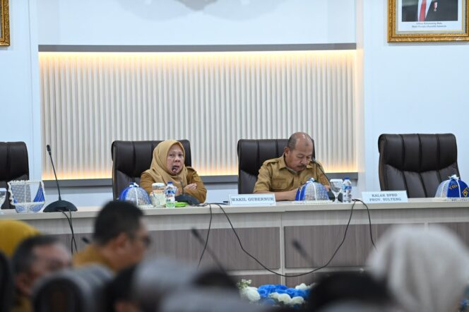 
					Wakil Gubernur Sulawesi Tengah dr. Reny A. Lamadjido, Sp.PK., M.Kes. Memimpin Rapat Koordinasi Berakhirnya Status Transisi Darurat ke Pemulihan Gempa Bumi di Wilayah Provinsi Sulawesi Tengah yang berlangsung di Ruang Rapat Polibu, Kantor Gubernur Sulawesi Tengah. (Foto: Istimewa)