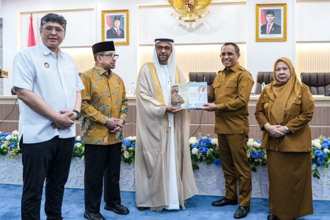 
					Gubernur Sulawesi Tengah Dr. Anwar Hafid, M.Si. Memberikan Cenderamata Kepada Duta Besar UEA Abdulla Salem AlDhaheri. (Foto: Istimewa)