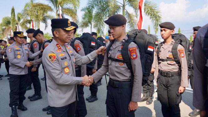 
					Kapolda Sulteng Irjen Pol. Nasri Memimpin Apel Pelepasan 116 Personel Yang Akan Bertugas Di Polres Banggai Laut Sebagai Bagian Dari Penguatan Organisasi Dan Pemerataan Personel Di Jajaran Polda Sulteng. (Foto: Istimewa)