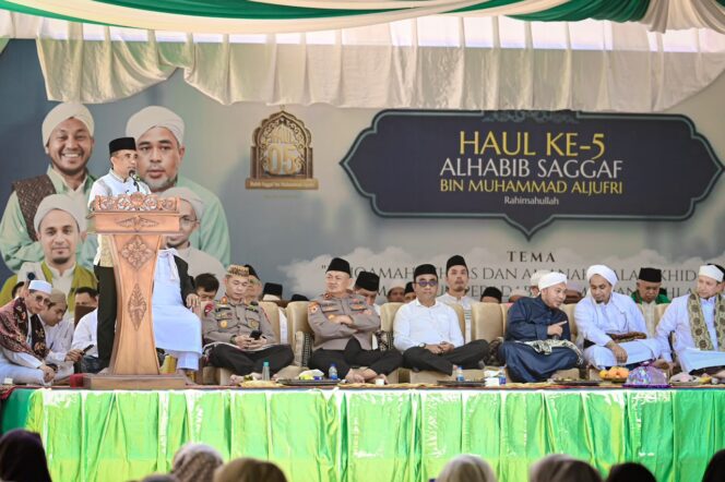 
					Gubernur Sulawesi Tengah Dr. H. Anwar Hafid, M.Si., Menghadiri Haul ke-5 Alhabib Saggaf bin Muhammad Aljufri. (Foto: Istimewa)
