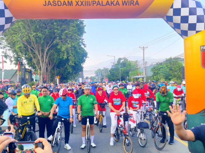 
					Gubernur Sulawesi Tengah Dr. H. Anwar Hafid, M.Si., Didampingi Pangdam XXIII/Palaka Wira, Mayjen TNI Jonathan Binsar Parluhutan Sianipar. Melepas Gowes Palaka Wira dalam rangka memperingati Hari Ulang Tahun (HUT) ke-1 Kodam XXIII/Palaka Wira. (Foto: Istimewa)