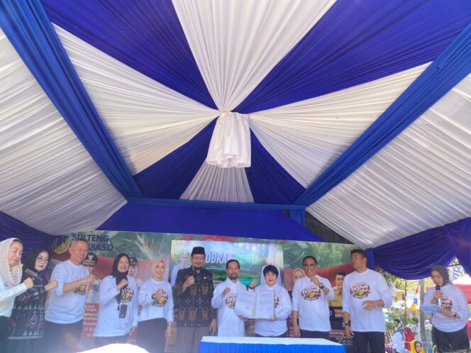 
					Gubernur Sulawesi Tengah (Sulteng), Dr. H. Anwar Hafid, M.Si., membuka kegiatan “Berani Merdeka Ekspor Durian” yang digelar Dinas Tanaman Pangan dan Hortikultura Provinsi Sulteng. (Foto: Istimewa)