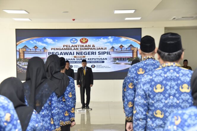 
					Rektor Universitas Tadulako Melantik 53 CPNS Yang Resmi Diangkat Menjadi PNS. (Foto: Istimewa)