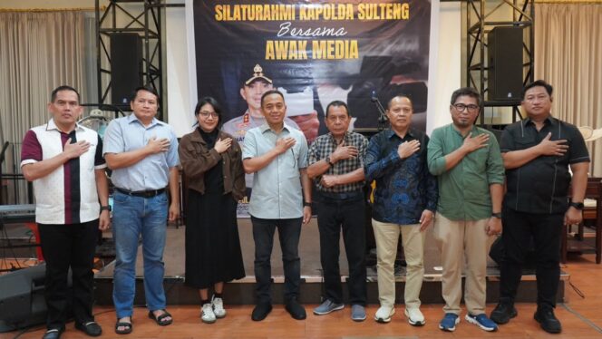 
					Kapolda Sulteng Irjen Pol. Nasri Menggelar Silaturahmi Bersama Puluhan Jurnalis Di Salah Satu Restoran Di Kota Palu. (Foto: Istimewa)