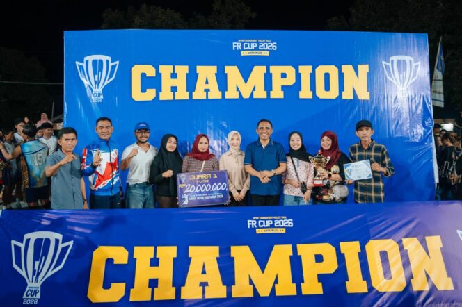 
					Gubernur Sulawesi Tengah, Dr. H. Anwar Hafid, M.Si., menghadiri laga final sekaligus menutup secara resmi FR Cup Volleyball Tournament 2026 yang berlangsung meriah di Kecamatan Ampibabo, Kabupaten Parigi Moutong. (Foto: Istimewa)