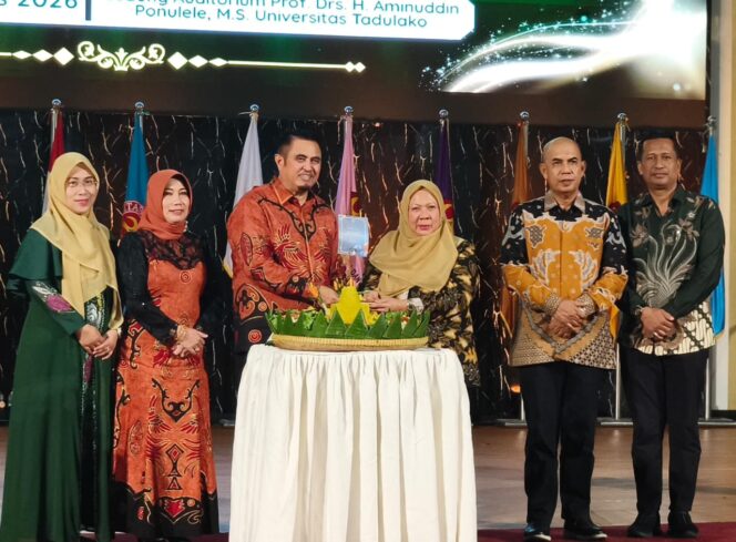 
					Rektor Universitas Tadulako Prof. Dr. Ir. Amar, S.T., M.T., IPU., ASEAN Eng. Menyerahkan Potongan Tumpeng Kepada Wakil Gubernue Sulawesi Tengah dr. Reny A. Lamadjido pada malam ramah tamah Dies Natalis ke-45. (Foto: Istimewa)