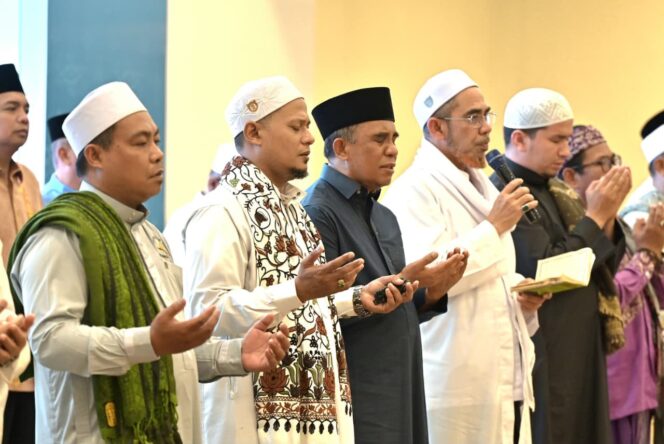 
					Gubernur Sulawesi Tengah, Dr. H. Anwar Hafid, M.Si., menggelar peringatan Maulid Nabi Muhammad SAW yang dirangkaikan dengan zikir dan salawat bersama di Rumah Jabatan Gubernur Siranindi. (Foto: Istimewa)