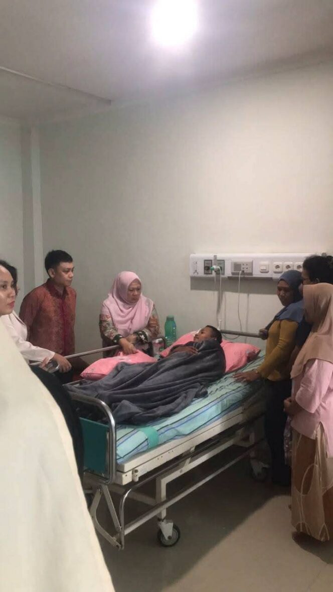 
					Wakil Gubernur Sulawesi Tengah, dr. Reny A. Lamadjido, mengunjungi langsung pasien bersama keluarganya di RSUD Wahidin Sudirohusodo Makassar. (Foto: Istimewa)
