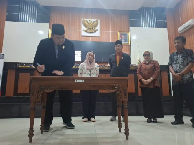 
					DPRD Kota Palu Bersama Wakil Wali Kota Palu Imelda Liliana Muhidin, menyepakati Kebijakan Umum Anggaran (KUA) dan Prioritas Plafon Anggaran Sementara (PPAS) Tahun Anggaran 2027. (Foto: Istimewa)