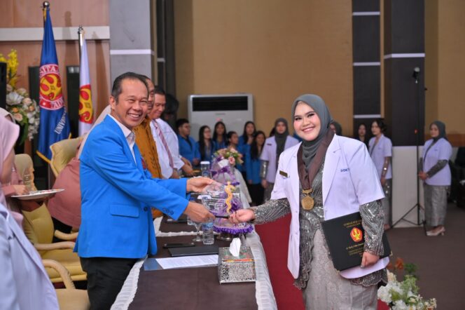 
					22 Dokter Baru FK Untad Resmi Disumpah, Didorong Hadir hingga Pelosok Sulteng. (Foto: Istimewa)