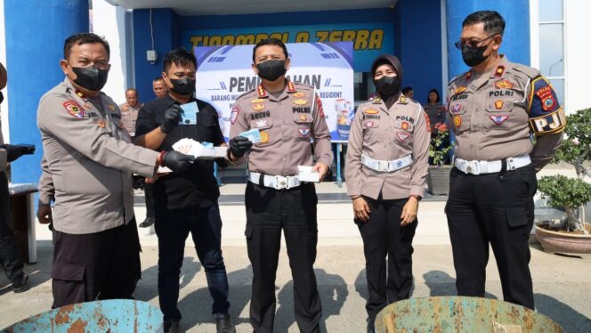 
					Direktorat Lalu Lintas (Ditlantas) Polda Sulawesi Tengah memusnahkan dan menghapus Barang Milik Negara (BMN) berupa material registrasi dan identifikasi (Regident) kendaraan bermotor yang sudah usang dan tidak lagi digunakan. (Foto: Istimewa)