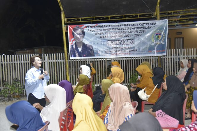 
					Anggota DPRD Kota Palu Rustia Tompo Melakukan Kegiatan Rese Di Kel. Taipa. (Foto: Istimewa)