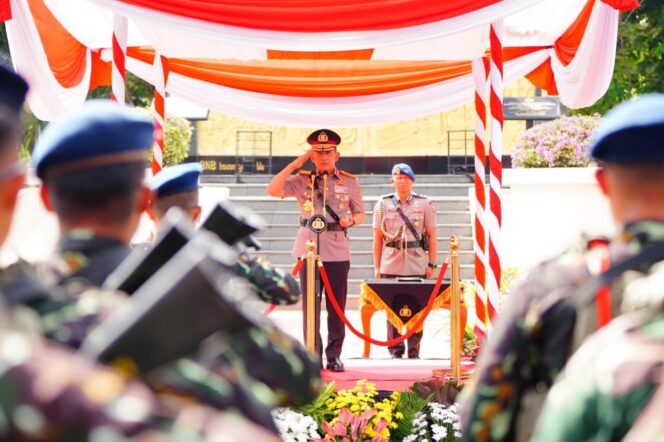 
					Kapolri Jenderal Polisi Drs. Listyo Sigit Prabowo, M.Si., memimpin Upacara Hari Juang Polri Tahun 2026 di Monumen Polisi Istimewa, Surabaya, Jawa Timur. (Foto: Istimewa)