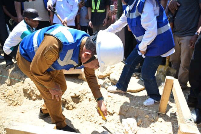 
					Gubernur Sulawesi Tengah Dr. H. Anwar Hafid, M.Si., menghadiri sekaligus melakukan peletakan batu pertama (ground breaking) pembangunan Kampung Nelayan Merah Putih di Desa Tamit, Kecamatan Bunobogu, Kabupaten Buol. (Foto: Istimewa)