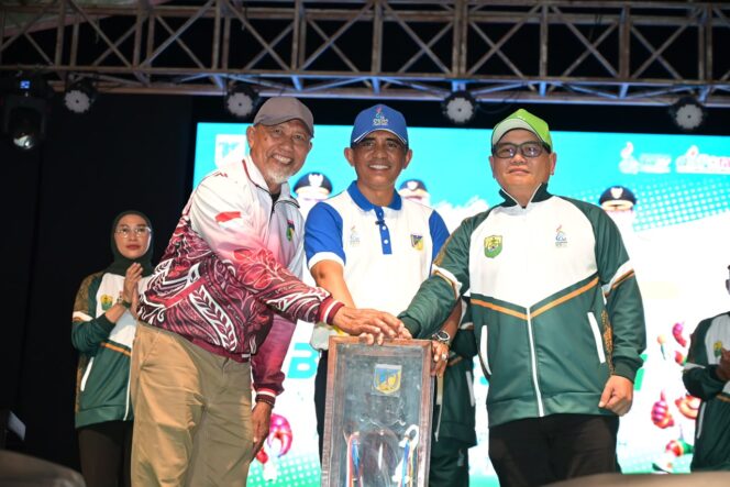
					Gubernur Sulawesi Tengah Dr. H. Anwar Hafid, M.Si., secara resmi membuka Pekan Olahraga Pelajar Daerah (POPDA) XXIV Provinsi Sulawesi Tengah Tahun 2026 di Alun-Alun Kantor Bupati Buol. (Foto: Istimewa)