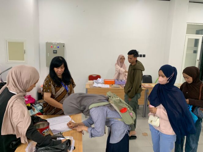 
					Wakil Rektor Bidang Perencanaan dan Kerja Sama Untad, Dr. Sc. Agr. Aiyen, M.Sc. Memantau Proses Pengembalian Dana Kepada Wisudawan 137 & 138 Untad. (Foto: Istimewa)