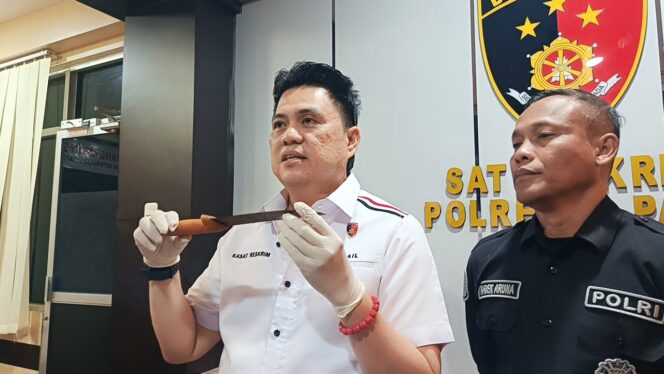 
					Kasat Reskrim Polresta Palu AKP Ismail, Memperlihatkan Barang Bukti Berupa Sebilah Pisau Pendek Yang Diduga Digunakan Tersangka Dalam Aksi Pembunuhan. (Foto: Istimewa)