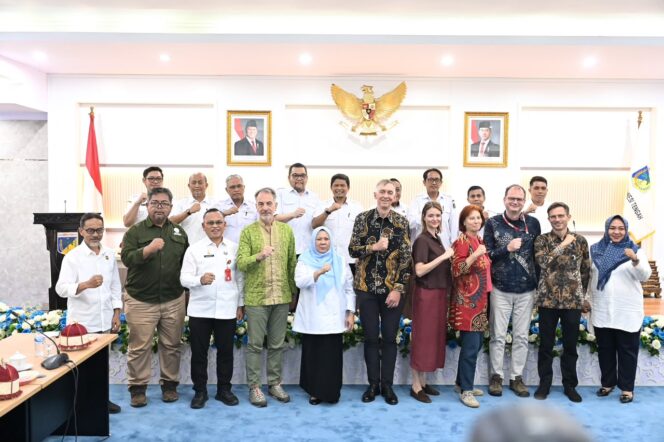 
					Wakil Gubernur Sulteng dr. Reny A. Lamadjido, Sp.PK., M.Kes., bersama Duta Besar Jerman untuk Indonesia Ralf Beste di Ruang Rapat Polibu, Kantor Gubernur Sulteng. (Foto: Istimewa)