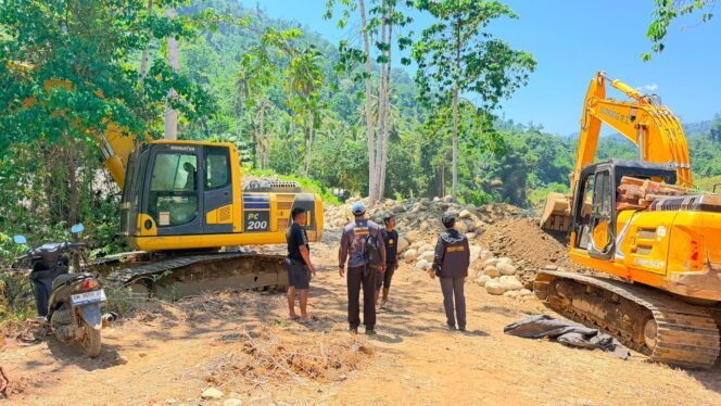 
					Sebanyak 22 unit alat berat jenis excavator ditemukan terparkir di sejumlah lahan perkebunan warga di Desa Bodi, Kecamatan Paleleh Barat, Kabupaten Buol. (Foto: Istimewa)