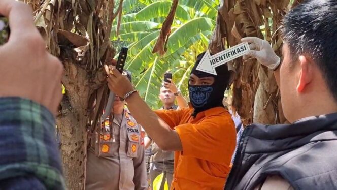 
					tersangka berinisial AK memperagakan kembali rangkaian peristiwa yang terjadi sebelum hingga sesudah aksi penganiayaan terhadap korban. (Foto: Istimewa)