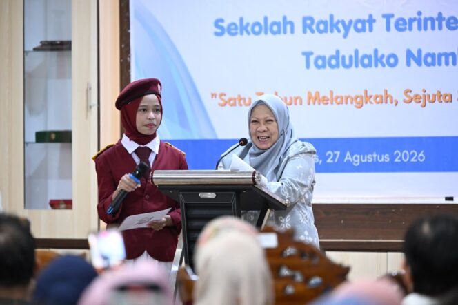 
					Seorang Siswa Sekolah Rakyat Terintegrasi (SRT) 29 Palu Menujukkan Kemampuan Bhs. Inggris Di Depan Wakil Gubernur Sulawesi Tengah. (Foto: Istimewa)