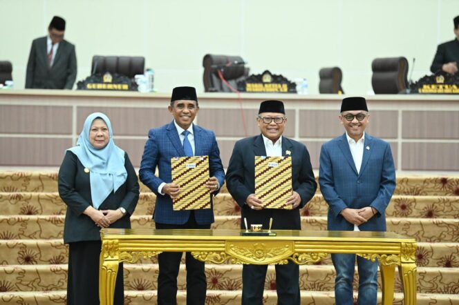 
					Gubernur Sulawesi Tengah, Dr. H. Anwar Hafid, M.Si., didampingi Wakil Gubernur Sulawesi Tengah, dr. Reny A. Lamadjido, Sp.PK., M.Kes., menghadiri Rapat Paripurna DPRD Provinsi Sulawesi Tengah. (Foto: Istimewa)