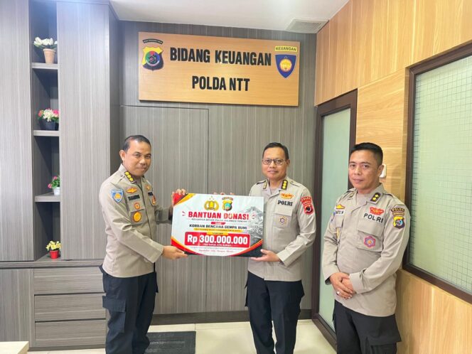 
					Kepolisian Daerah Sulawesi Tengah menyalurkan bantuan kemanusiaan berupa dana untuk mendukung penanganan masyarakat terdampak bencana gempa bumi di wilayah Nusa Tenggara Timur (NTT). (Foto: Istimewa)