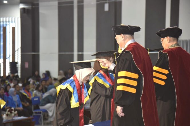 
					Rektor Universitas Tadulako Prof. Dr. Ir. Amar, S.T., M.T., IPU Asean Eng. Melantik Wisudawan. (Foto: Istimewa)