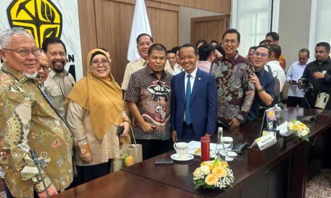 
					Gubernur Sulawesi Tengah, Dr. H. Anwar Hafid, M.Si., Bersama Seluruh Ketua Fraksi DPRD Sulteng Bertemu Menteri ESDM Bahlil Lahadalia. (Foto: Istimewa)