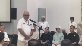 Diki, Perwakilan Keluarga Firdaus Wajidi atau Daus, Wartawan Yang Hilang Kontak Saat Menjalankan Tugas Jurnalistik Di Kawasan Gunung Anak Krakatau, Perairan Selat Sunda, Banten. (Foto: Antara)