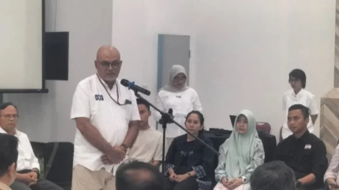 
					Diki, Perwakilan Keluarga Firdaus Wajidi atau Daus, Wartawan Yang Hilang Kontak Saat Menjalankan Tugas Jurnalistik Di Kawasan Gunung Anak Krakatau, Perairan Selat Sunda, Banten. (Foto: Antara)