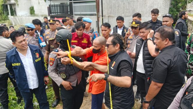 
					Satreskrim Polresta Palu Menggelar Rekonstruksi Perkara Dugaan Pembunuhan Satu Keluarga Di Jalan S. Manonda, Lorong PDAM, Kelurahan Duyu, Kecamatan Tatanga, Kota Palu. (Foto: Istimewa)