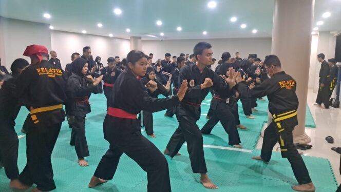 
					Aktivitas latihan bersama yang digelar secara rutin oleh SMI Komda Sulteng. Kegiatan ini melibatkan para pesilat dari sejumlah Komwil SMI kabupaten/kota di Sulteng. (Foto: Istimewa)
