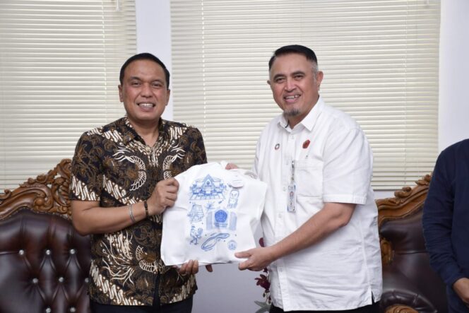 
					Universitas Tadulako (Untad) melalui Fakultas Kehutanan memperkuat kemitraan dengan PT Vale Indonesia Tbk melalui penandatanganan Memorandum of Understanding (MoU) dan Perjanjian Kerja Sama (PKS) di Ruang Rektor Untad. (Foto: Istimewa)