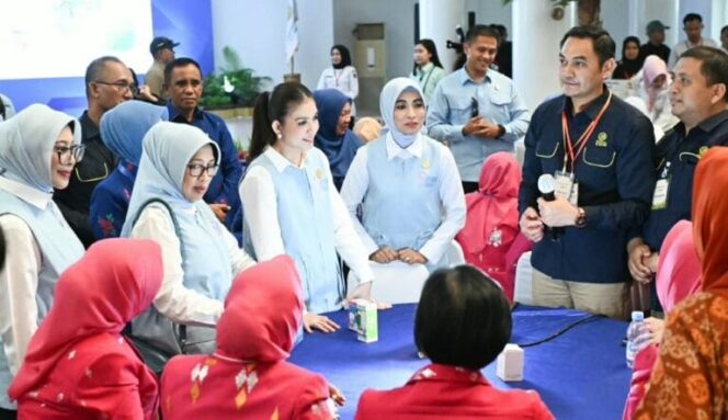 
					Selvi Ananda Gibran Rakabuming Raka Saat Berinteraksi Dengan Peserta Sosialisasi Hemat Energi tentang Gaya Hidup Hemat Energi di Tengah Masyarakat yang digelar Direktorat Jenderal Energi Baru, Terbarukan dan Konservasi Energi (EBTKE) Kementerian ESDM di Rumah Jabatan Gubernur Siranindi Palu. (Foto: Istimewa)