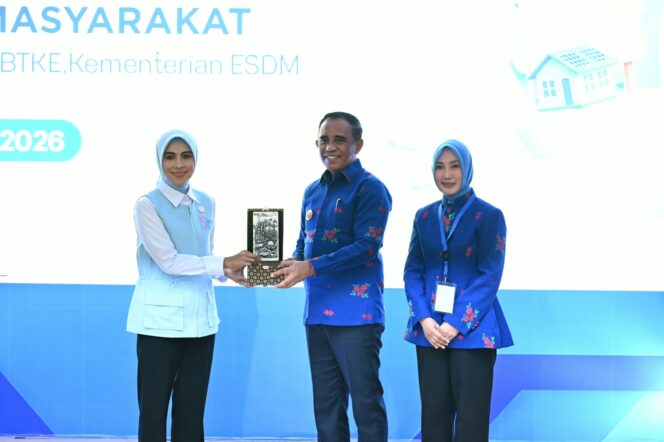 
					Gubernur Sulawesi Tengah Dr. Anwar Hafid, M.SI., Menyerahkan Plakat Kepada Ketua Seruni Kabinet Merah Putih Bidang IV, Sri Suparni Bahlil. (Foto: Istimewa)