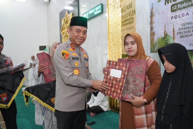 
					Kapolda Sulteng Irjen Pol Nasri Memperinganti Maulid Nabi Muhammad S.A.W Di Mesjid Ar Rahman Polda Sulteng. (Foto: Istimewa)