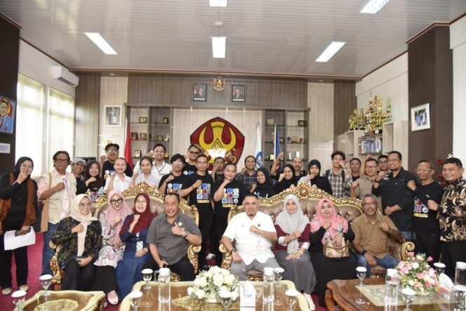 
					Rektor Untad Melepas Mahasiswa Ke Dua Ajang Lomba Nasional. (Foto: Istimewa)