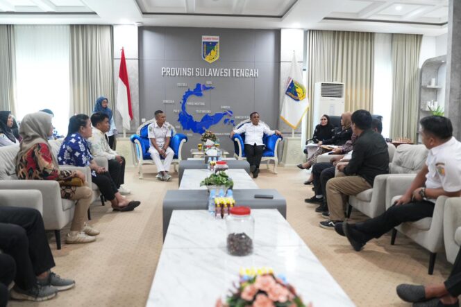 
					Gubernur Sulawesi Tengah Dr. Anwar Hafid, M.Si., Menerima Langsung Ratusan Tenaga Kesehatan Pppk Dari Berbagai Kabupaten Dan Kota Se-Sulawesi Tengah Di Ruang Kerjanya. (Foto; Istimewa)