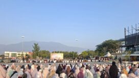 Warga Kota Palu Melaksanakan Salat Istisqa di Lapangan Vatulemo, Kota Palu. (Foto: Istimewa)