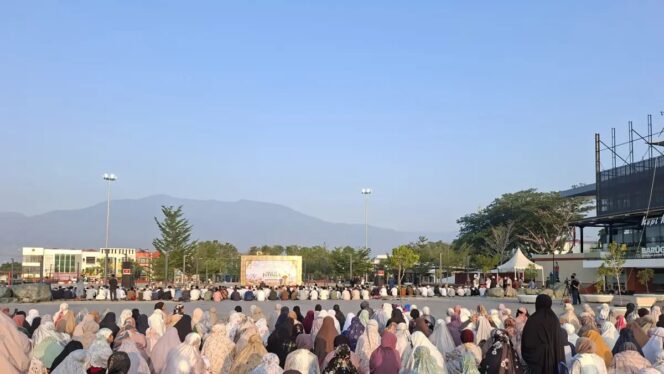 
					Warga Kota Palu Melaksanakan Salat Istisqa di Lapangan Vatulemo, Kota Palu. (Foto: Istimewa)