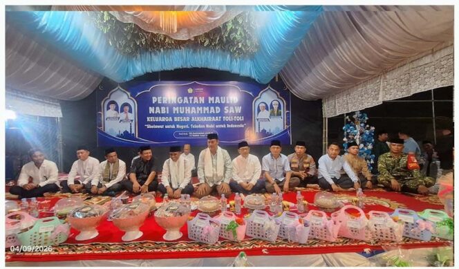 
					Gubernur Sulawesi Tengah Anwar Hafid Mengikuti Maulid Akbar Nabi Muhammad SAW bersama Keluarga Besar Alkhairaat Kabupaten Tolitoli. (Foto: Istimewa)