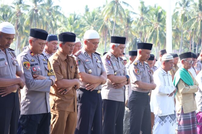 
					SPN Polda Sulteng dan Warga Labuan Gelar Salat Istisqa. (Foto: Istimewa)