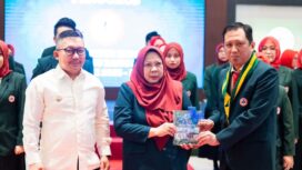 Wakil Gubernur Sulawesi Tengah sekaligus Ketua IDI Wilayah Sulawesi Tengah dr. Reny A. Lamadjido, Sp.PK., M.Kes., bersama Bupati Banggai Ir. H. Amirudin, S.P., M.P., M.M. Melantik Kepengurusan Baru IDI Kabupaten Banggai. (Foto: Istimewa)