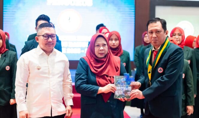 
					Wakil Gubernur Sulawesi Tengah sekaligus Ketua IDI Wilayah Sulawesi Tengah dr. Reny A. Lamadjido, Sp.PK., M.Kes., bersama Bupati Banggai Ir. H. Amirudin, S.P., M.P., M.M. Melantik  Kepengurusan Baru IDI Kabupaten Banggai. (Foto: Istimewa)