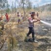 Personil brimob Polda Sulteng Membantu Memadamkan Api. (Foto: Istimewa)