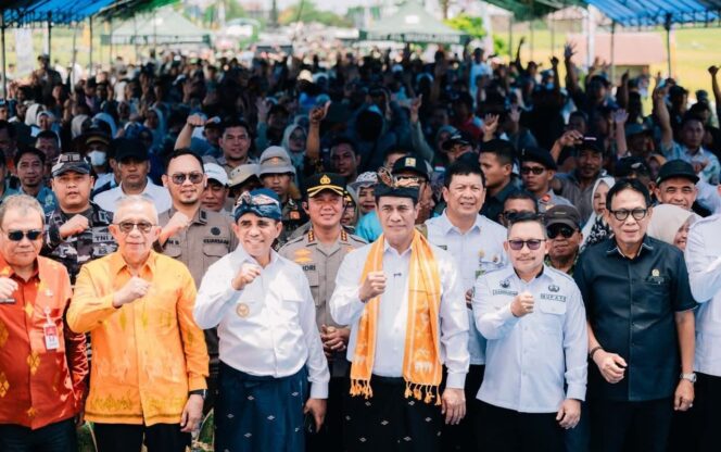 
					Menteri Pertanian (Mentan) RI Andi Amran menghadiri Panen Raya Padi di Desa Tirta Sari, Kecamatan Toili, Kabupaten Banggai. (Foto: Istimewa)