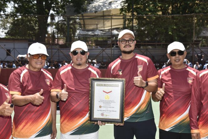 
					Universitas Tadulako (Untad) mencatat prestasi nasional dengan memecahkan rekor Museum Rekor-Dunia Indonesia (MURI) Melalui Praktik Sport Massage Oleh 250 Terapis Secara Serentak.. (Foto: Istimewa)