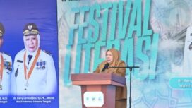 Wakil Gubernur Sulawesi Tengah dr. Reny A. Lamadjido menutup Festival Literasi 2026 bertema “Literasi Bermartabat, Perpustakaan Berdaya: Berani Cerdas untuk Sulawesi Tengah Nambaso”. (Foto: Istimewa)