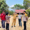 Kepala Dinas Pendidikan Provinsi Sulawesi Tengah, Drs. H. Firmanza DP, SH., M.Si., Bergerak Cepat Menangani Dampak Kebakaran Yang Melanda Sma Negeri 1 Pamona Selatan Di Pendolo, Kabupaten Poso. (Foto: Istimewa)